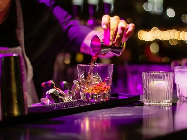 Tragos servidos con luz neón