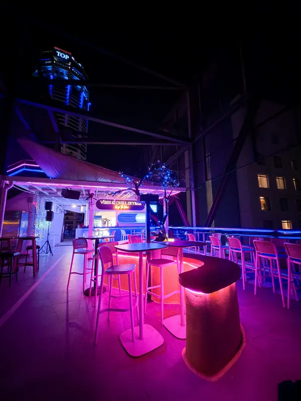 La terraza de noche