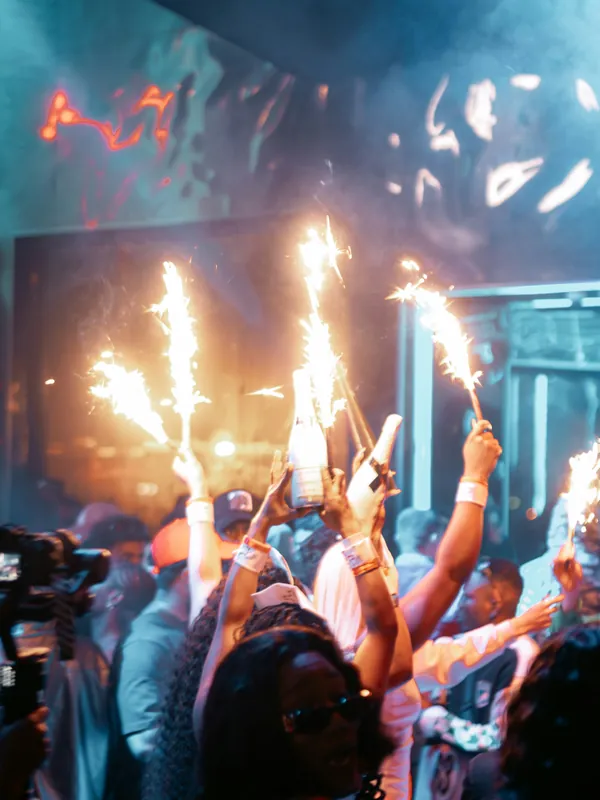 Botellas con bengalas en la zona VIP