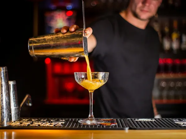 Nuestro bartender en acción