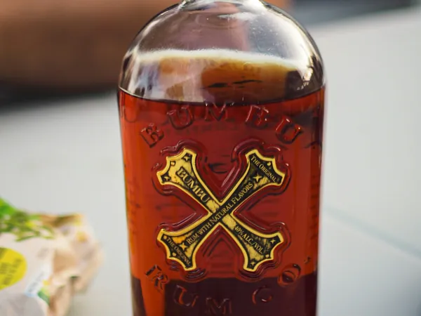 Botella de ron y shot de Mamajuana