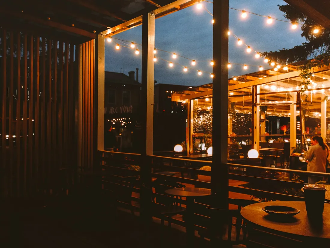 Terraza con luces al atardecer